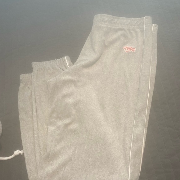 Brand New With Tags Womens Nike Outfit Size XL - Picture 3 of 3